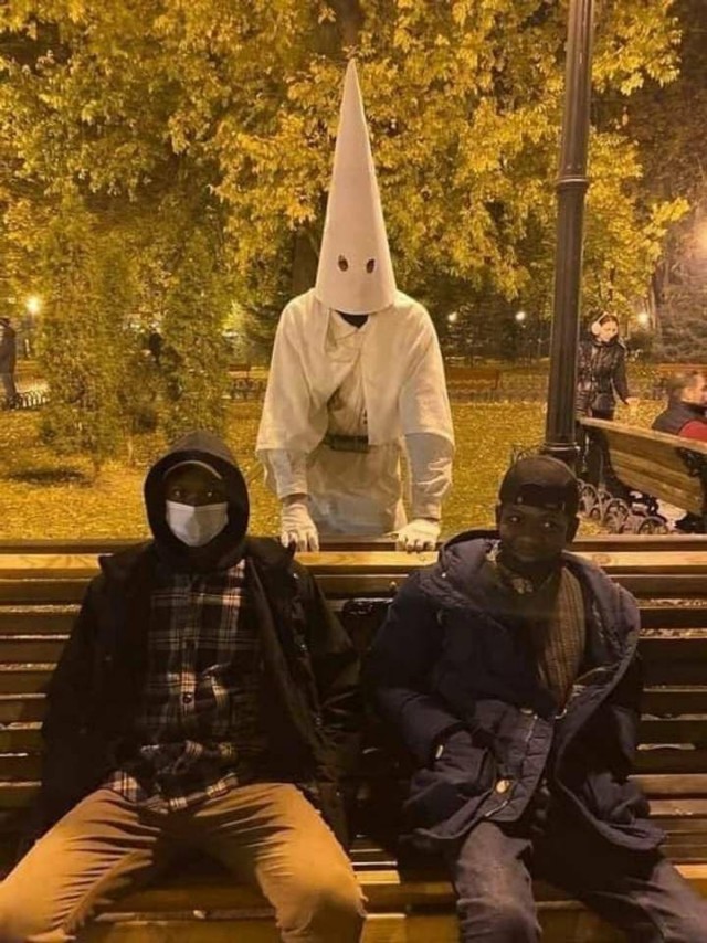 Неприемлемый костюм