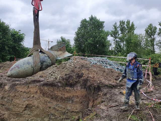 В Украине, похоже закончились люди знающие физику. Ну и адекваты.