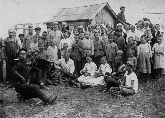 Работа и быт в предвоенной деревне в черно-белых фотографиях