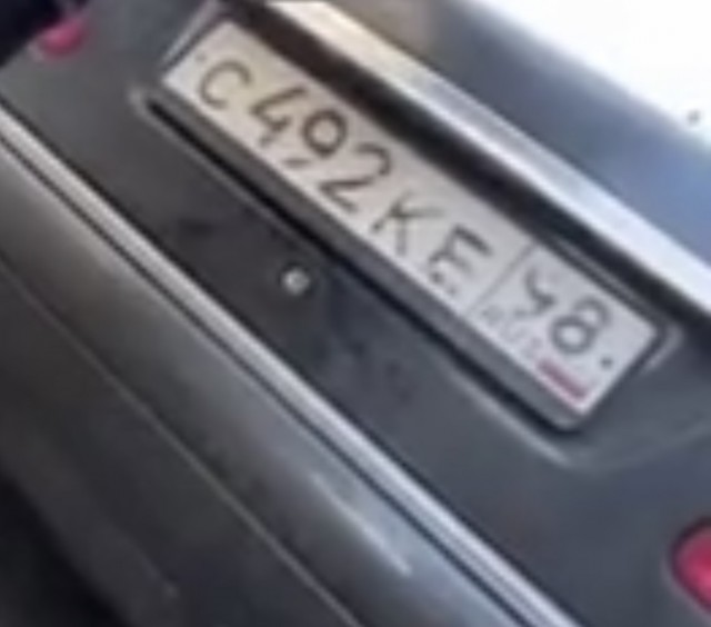 В центре Питера водитель такси не отдавал женщине ее багаж, потому что она отказалась платить ему 4000 рублей за поездку из аэропорта
