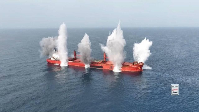 Хуситы подорвали ранее атакованное ими судно MAGIC SEAS в Красном море, затопив его