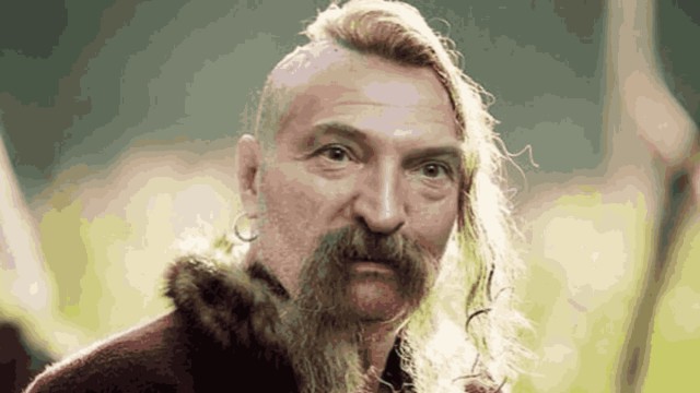 Зачем запорожские казаки носили чуб на бритой голове? Почему над этой прической так смеялись русские?