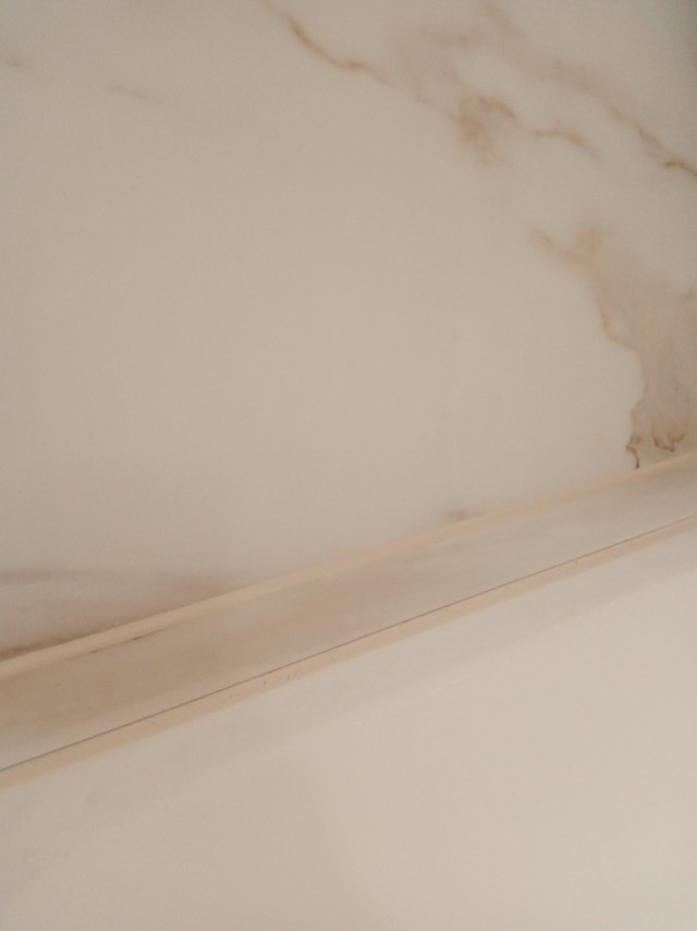 Чем расстояние между стеной и ванной заделать?