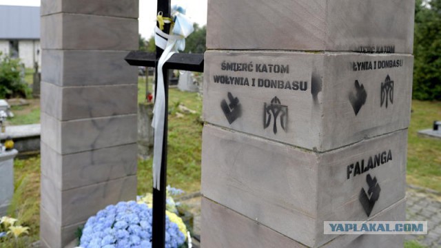 В Польше вандалы испортили памятник воинам УПА