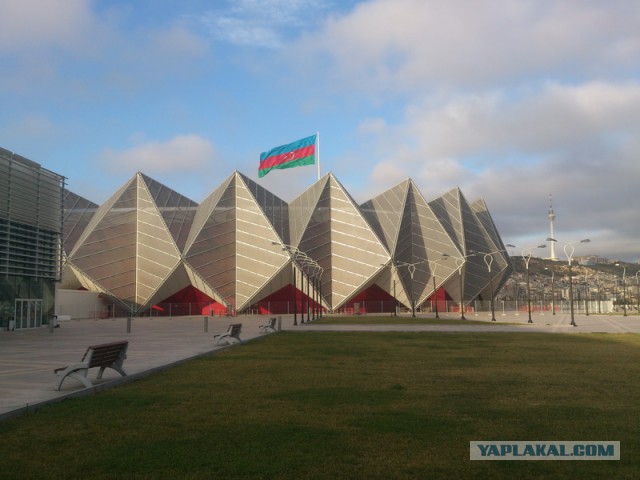 Блеск и бедность на улицах ночного Баку