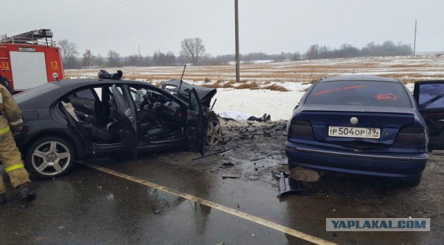 Водитель Mercedes S-класса пошел на обгон...Убил молодоженов и свою супругу... Сын в реанимации