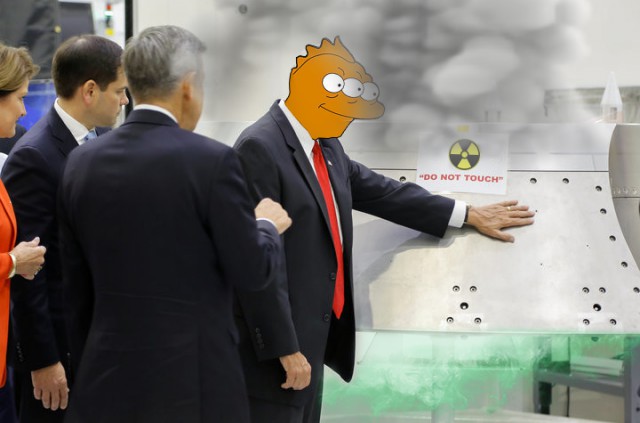 Фотожабы: Вице-президент США, игнорирующий надпись «Не трогать»
