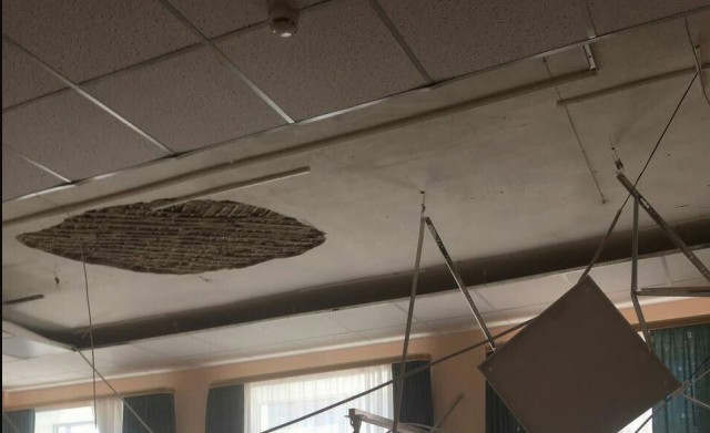 В подмосковной школе, отремонтированной за 30 млн рублей, на детей на уроке рухнул потолок