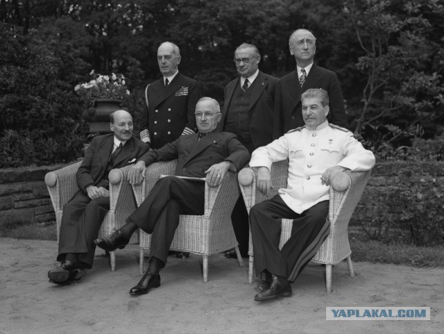 Президент США Г.Трумэн стоит по стойке и ждёт... пока ему предложат присесть!