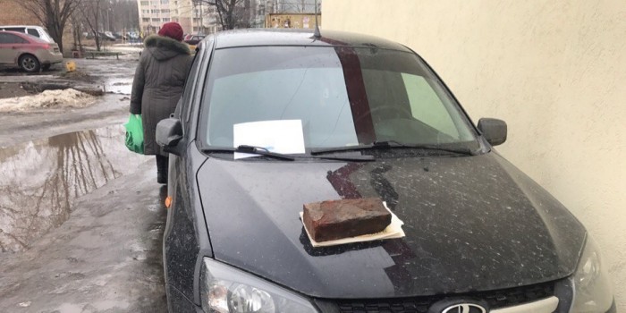 «Ставил и буду ставить!»: Первая парковка Боярского в новом году. Его чёрный «Мерседес» вновь на тротуаре