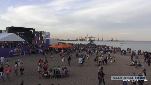Тем временем на пляже в Мариуполе
