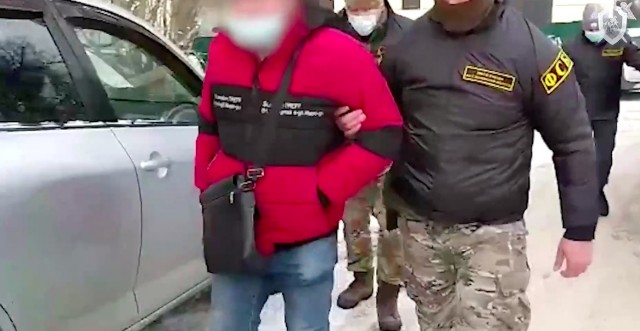 ФСБ задержала блогера за комментарий в сообществе «Подслушано». Он назвал ветерана «вытираном» и «хероем»