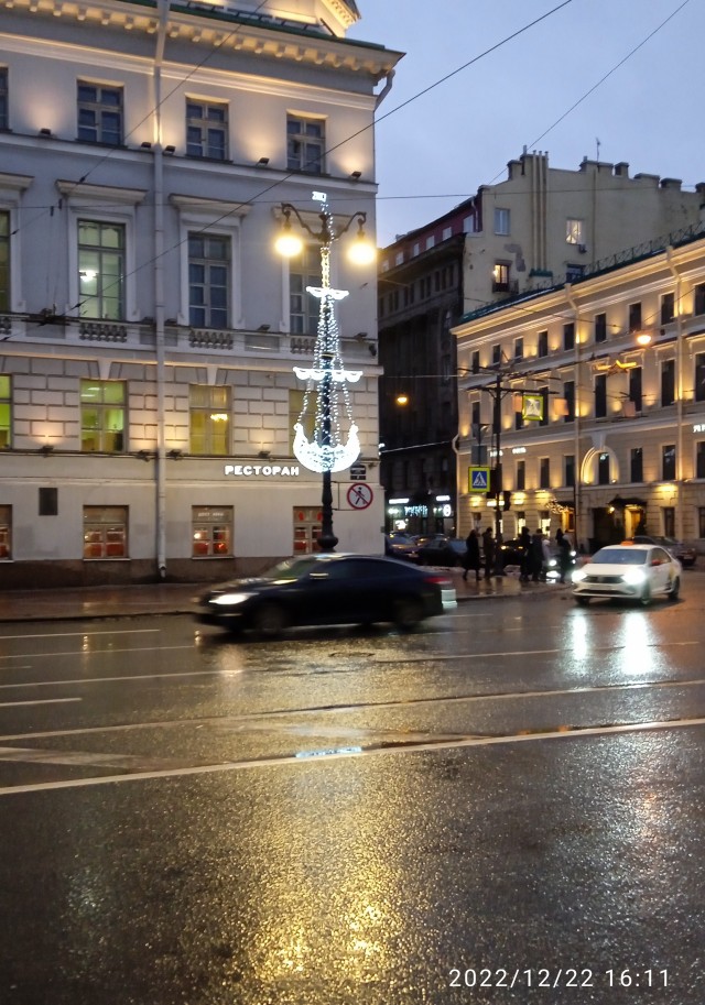 К Наде набежали женихи