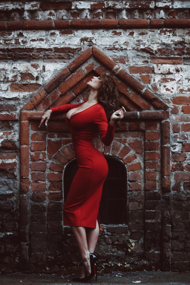 Девушки в красном