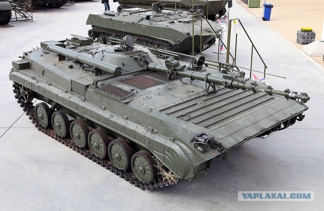 На военном полигоне задержали слесаря, когда он распиливал на металлолом две БМП-1