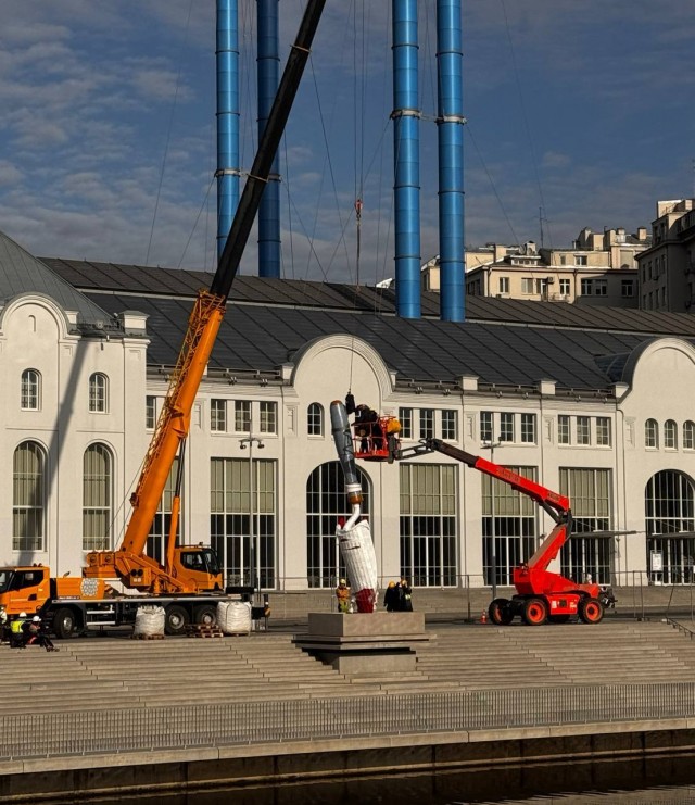 На месте «Большой глины № 4» у ГЭС-2 устаналивают лопатку