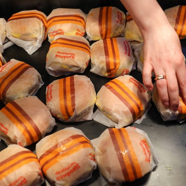 Голодный москвич сделал заказ из более 200 блюд во «Вкусно — и точка» и поставил рекорд