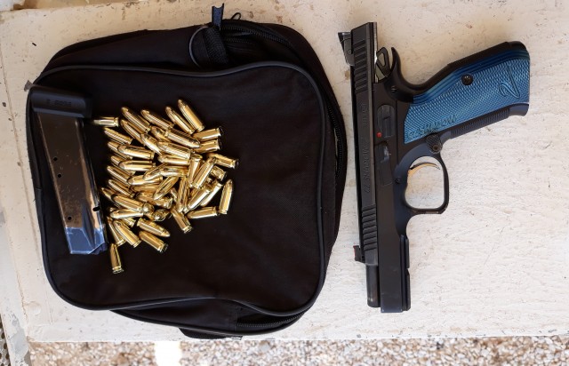 Для Америки это обычное явление. Огромные винтовочные патроны в обычном револьвере.