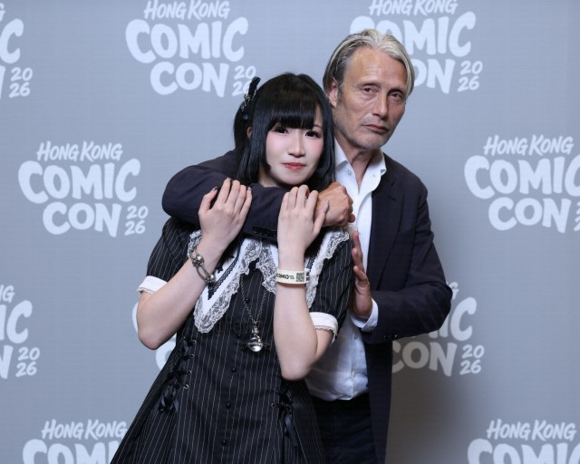 На Comic-Con в Гонконге девушки выстраивались в огромные очереди, чтобы их придушил Мадс Миккельсен.