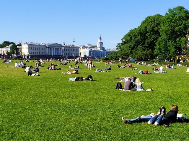 В московском сквере две старушки пытались выгнать девушку, которая занималась йогой