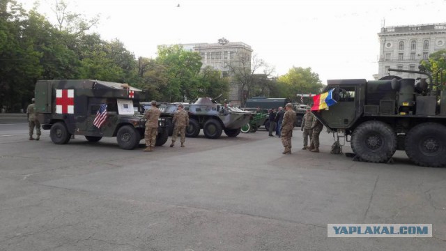 На центральной площади Кишинева появилась военная техника США