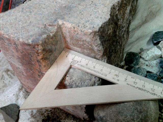 Внутренний трёхгранный угол в граните. Вручную. Кремнем