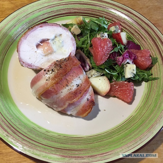 Куриное филе с голубым сыром с персиком и салатом