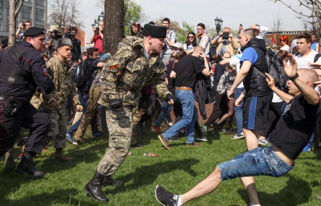 К посольству Франции в Москве, пришли мусульмане и устроили акцию протеста против Макрона