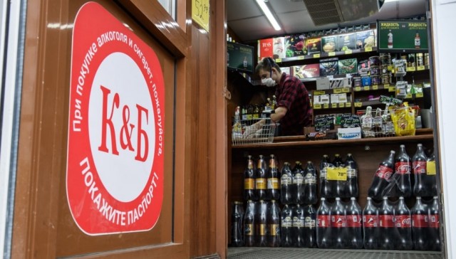 «КБ» продолжает закручивать гайки: Алкомаркеты «Красное и Белое» запретили сотрудникам ходить без трусов