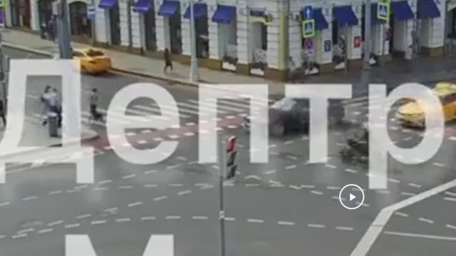На Трубной площади в Москве мотоциклист на большой скорости влетел в BMW, после чего его отбросило в пешехода
