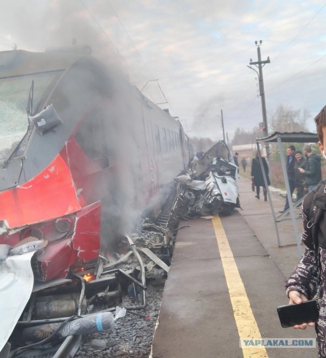 Человек погиб при столкновении поезда с грузовиком в Нижегородской области