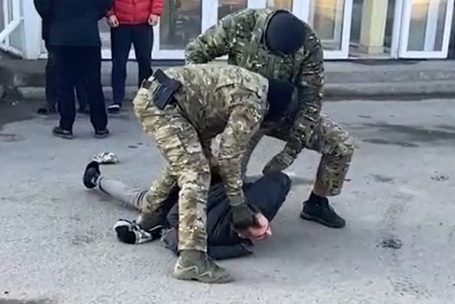 ФСБ задержала волгоградца, «сливавшего» участников СВО и готовившего захват мэрии