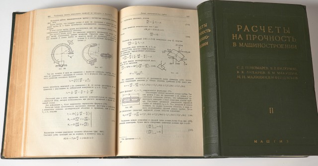 Книжные полки с книгами