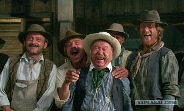 Джейсон Стейтем опубликовал фотографии из Египта на фоне пирамид