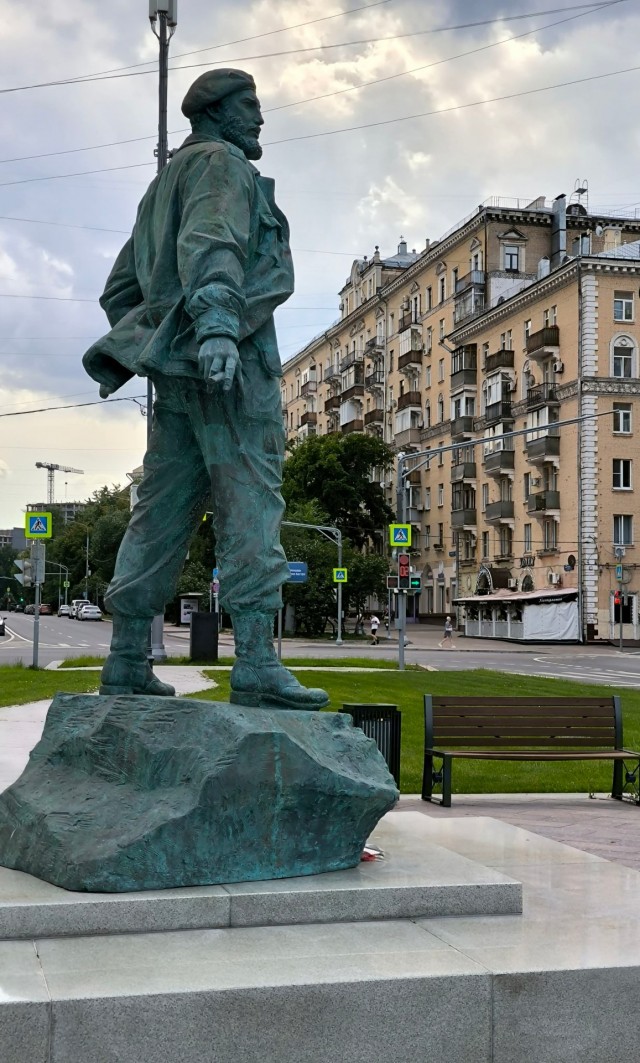 Единственный курящий сигару памятник в Москве.