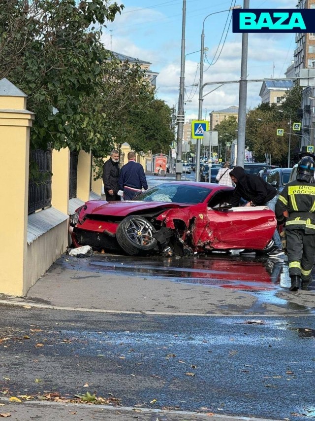 Красная «Феррари» разбилась в центре Москвы
