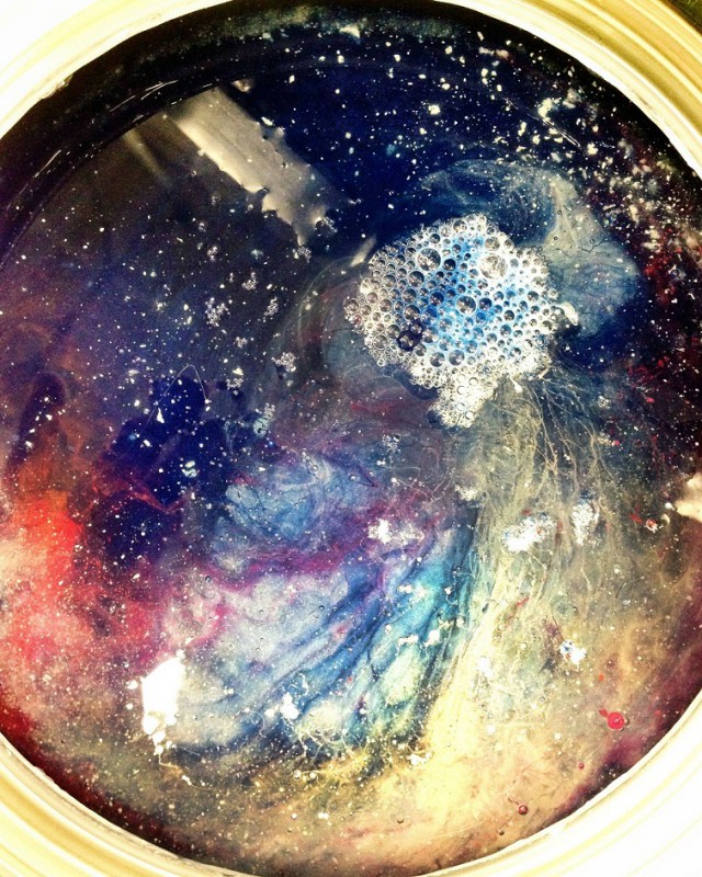 Галактика в банке с краской