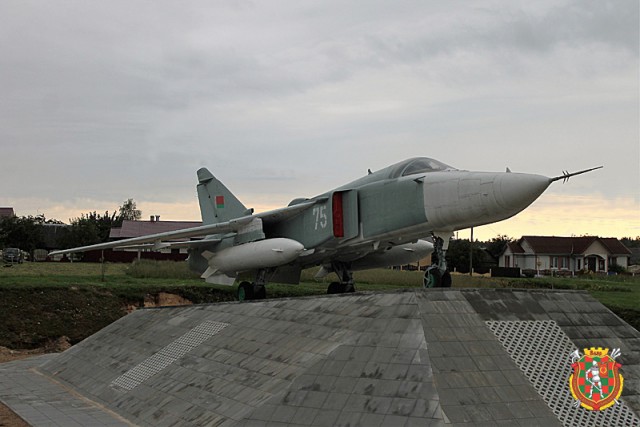 Самолет во дворе