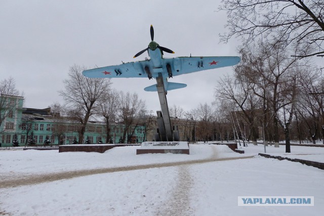 Самолет во дворе