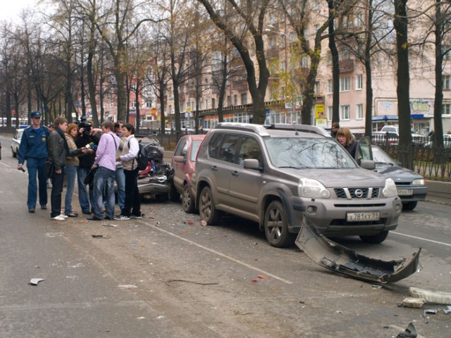 Автобус "убил" 19 машин в Перми (14 фото + видео)