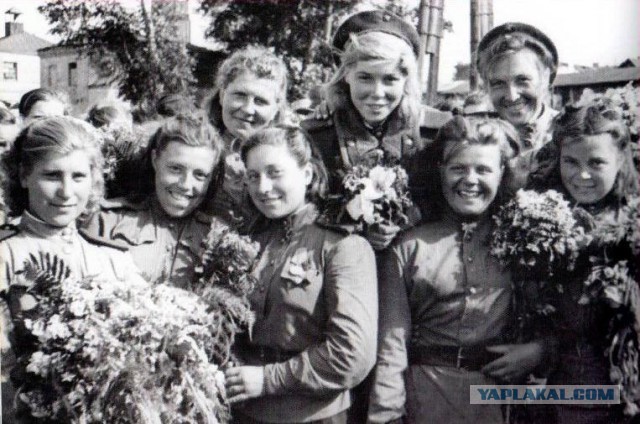 Женщины и война. Только улыбки