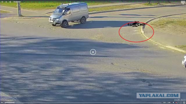 Нельзя на пешеходном переходе стоять. Никому