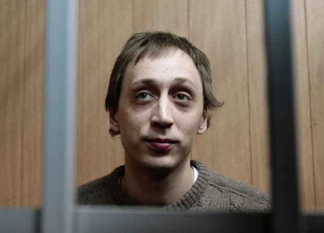 В Москве мужчина поливает двери подъездов серной кислотой
