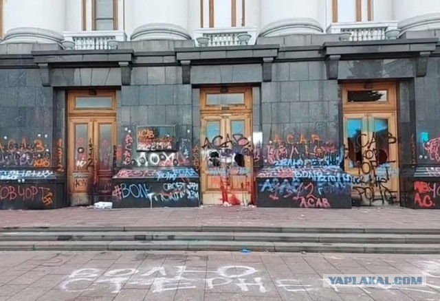 В Кабинет Министров Украины прорывается неизвестный мужчина, угрожает взорвать внутри гранату.
