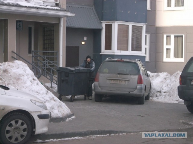 Езда по тротуарам по-питерски.