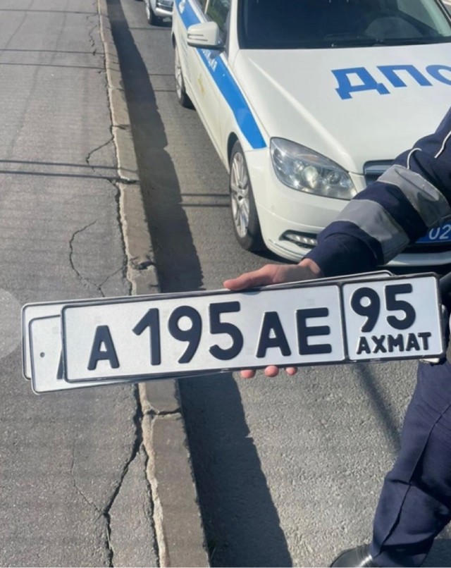 Безработного почитателя «Ахмата» на «Мерседесе» догнала полиция. И нашла в машине четыре разных госномера