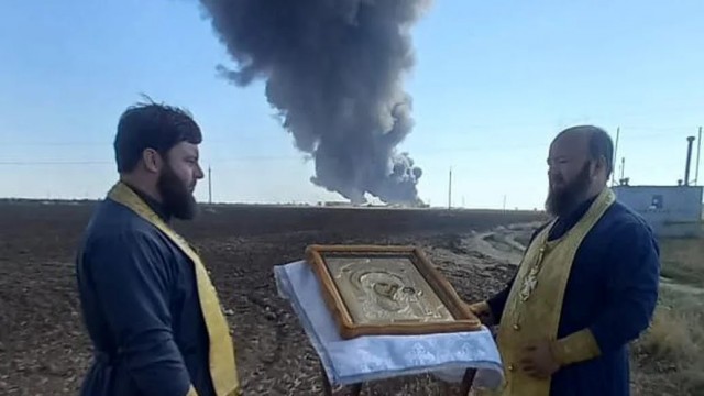 В Ростовской области четвертые сутки тушат загоревшуюся нефтебазу