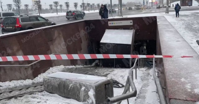 Момент заезда газели в переход у «Парка Победы» попал на камеру