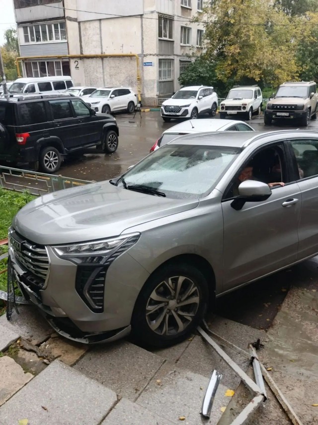Женщина за рулем Хавала снесла забор и пандус