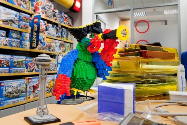 Лего: работа среди игрушек